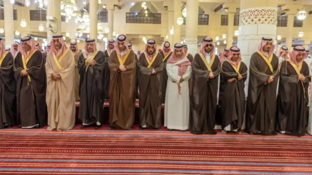 عاجل: وفاة الأمير محمد بن بندر آل سعود - نائب أمير الرياض يؤدي صلاة الميت وحضور ملكي مهيب!
