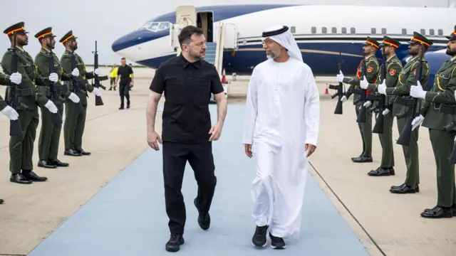 سهيل بن محمد المزروعي، وزير الطاقة والبنية التحتية في الإمارات، يستقبل الرئيس الأوكراني فولوديمير زيلينسكي في دولة الإمارات، في صورة غير مؤرخة نُشرت في 28 مارس/آذار 2026. (حمد الكعبي/الديوان الرئاسي الإماراتي/صورة مقدّمة عبر رويترز)