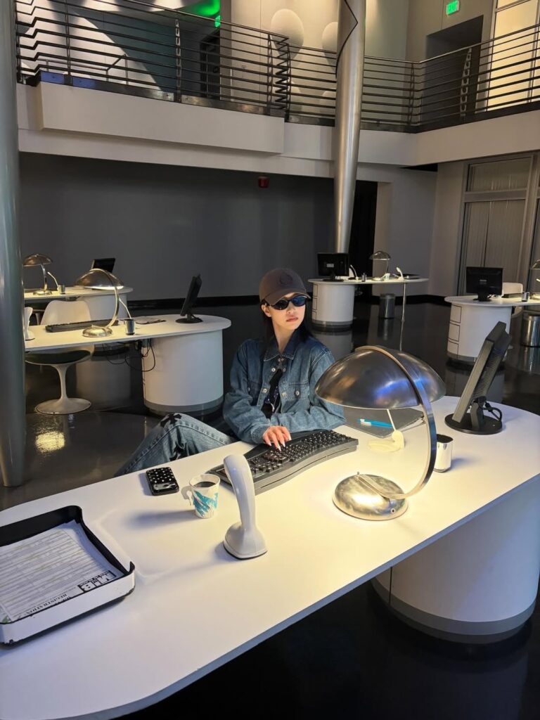 260330 تحديث مينا على الانستقرام - @universalorlando #universalorlando 💙 2 مع جيونغيون