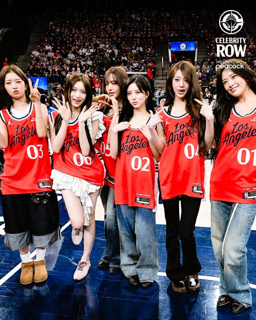 260327 تحديث تويتر LA Clippers مع IVE - توقف IVE عند لعبتنا الليلة الماضية قبل عرضهم في @thekiforum في أغسطس 🫶🏻