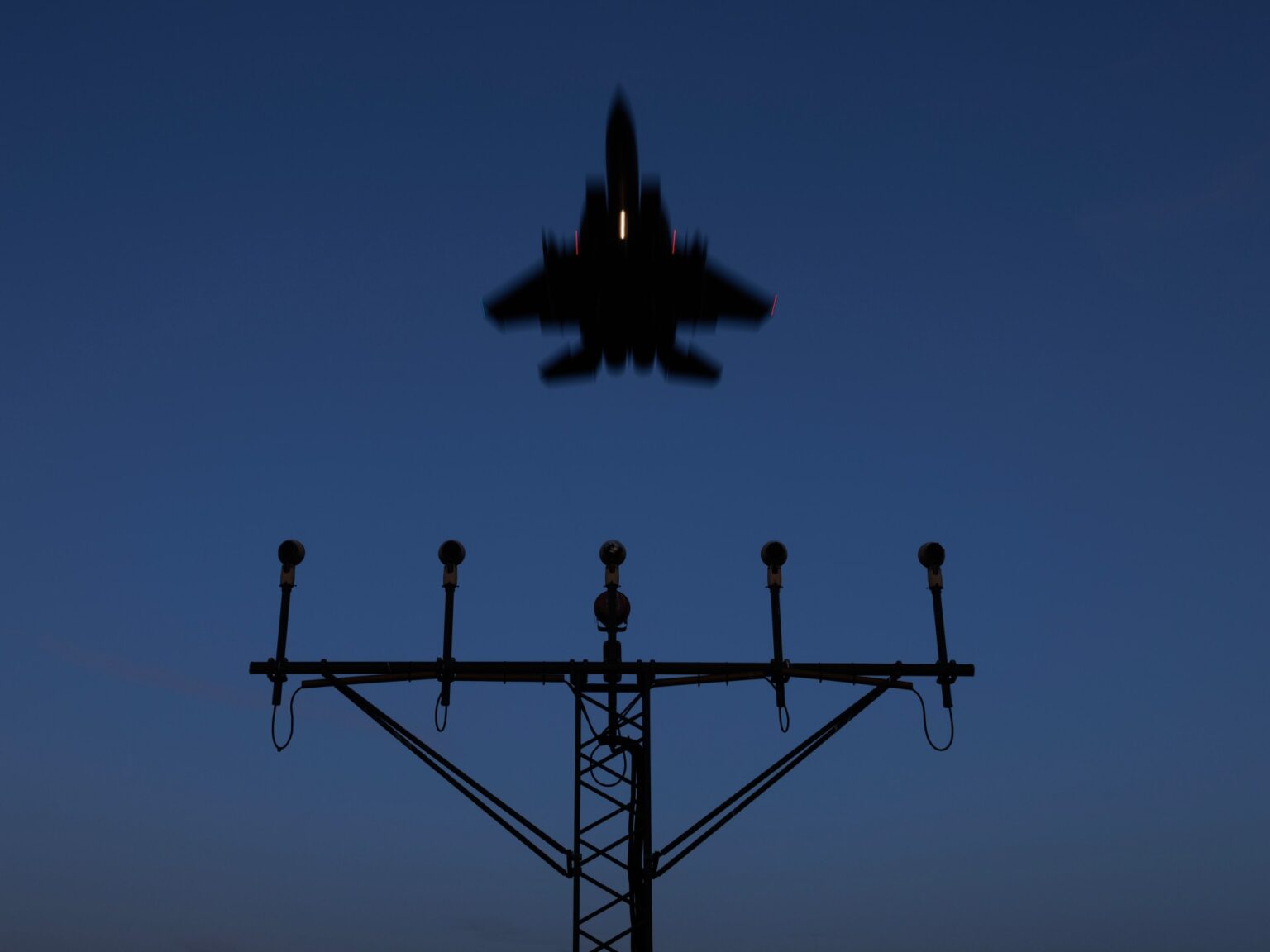 سقوط طائرة حربية أمريكية في الكويت.. مشاهد توثق قفز طيارَين ونجاتهما | أخبار سقوط طائرة حربية أمريكية في الكويت.. مشاهد توثق قفز طيارَين ونجاتهما | أخبار