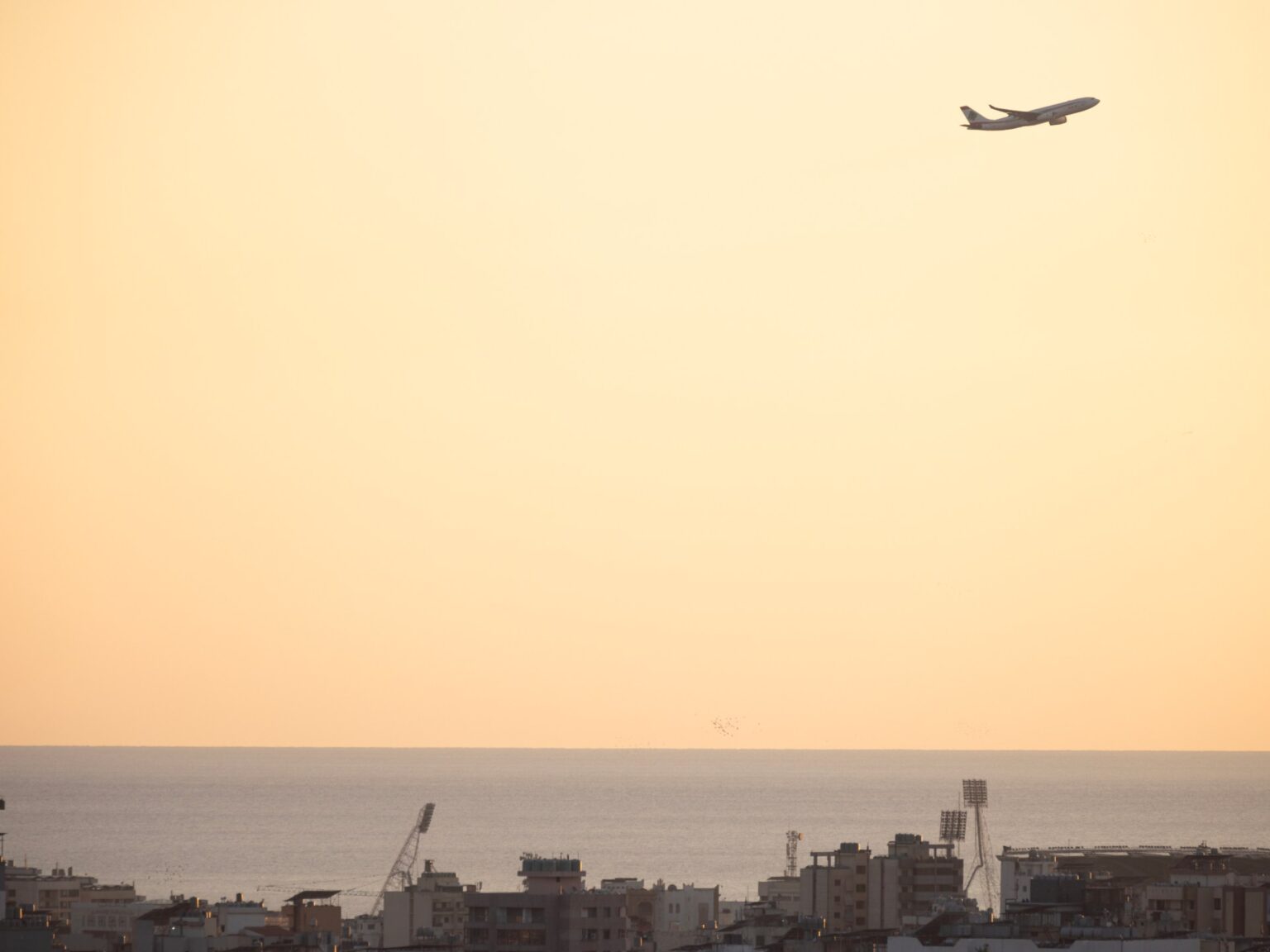 بعد إغلاق الأجواء الإيرانية.. هل تتحول أفغانستان إلى ممر جوي بديل؟ | اقتصاد