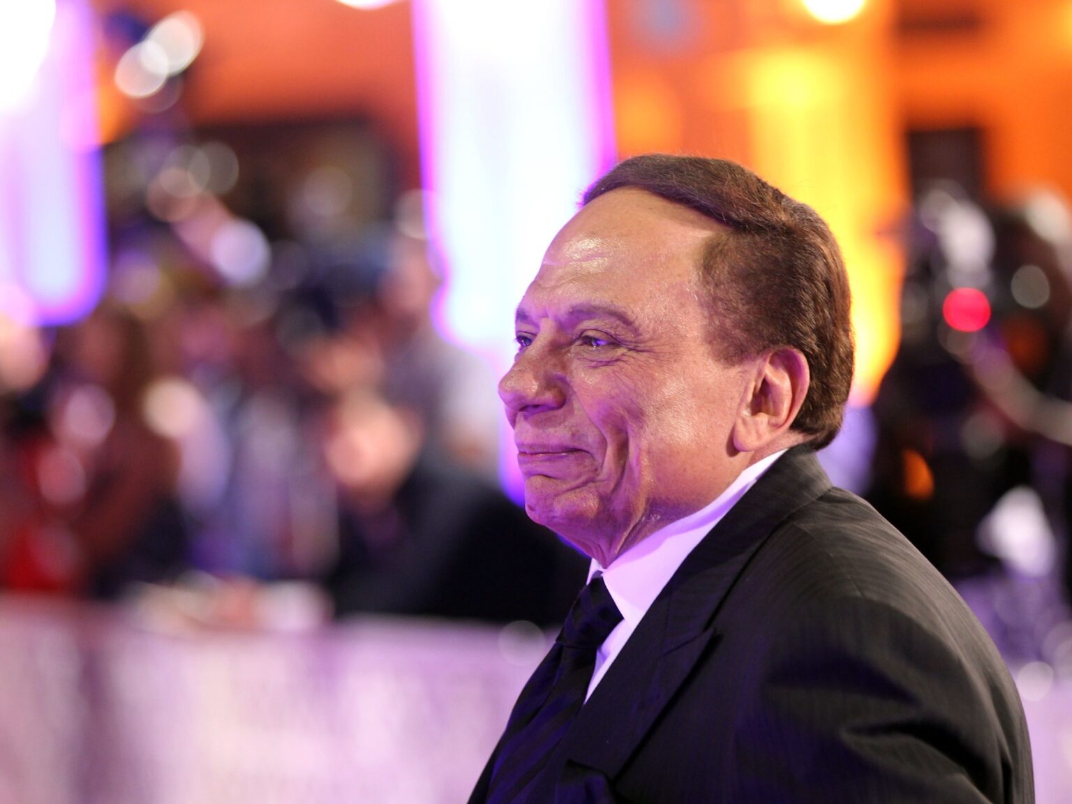 "الزعيم" يواجه الكاميرا بلا دور مكتوب.. مشروع جديد يعيد عادل إمام إلى الواجهة | فن