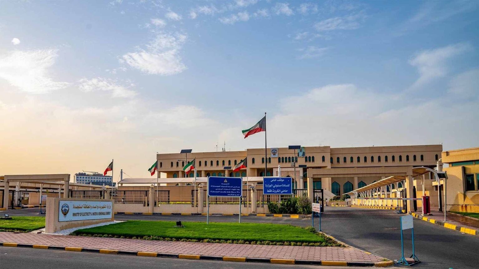 خروج 7 خطوط للطاقة الكهربائية في الكويت عن الخدمة جراء سقوط شظايا