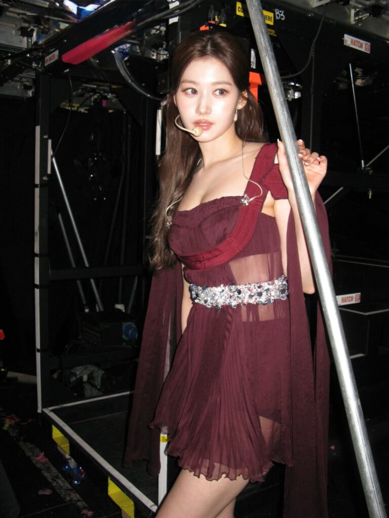 260308 تحديث سانا على الانستقرام - بفضلكم جميعًا، تمكنا من اختتام المرحلة الثانية من جولة أمريكا الشمالية. 🤍 في الجزء الثاني، صممت برادا خصيصًا الزي لمرحلتي المنفردة "DECAFFEINATED". خاصتي منزوعة الكافيين، ملونة بألوان فريدة @prada . أنا ممتن حقًا.🤍