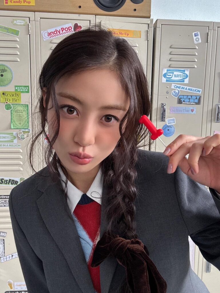 260320 تحديث تويتر اليابان - 🍭الذكرى التاسعة لليابان D-1 🍬 تبدأ اليوم!  في لوحة رسائل POPUP STORE، أرسل الحب مرة واحدة ❤️📮 (جيهيو وتزويو)