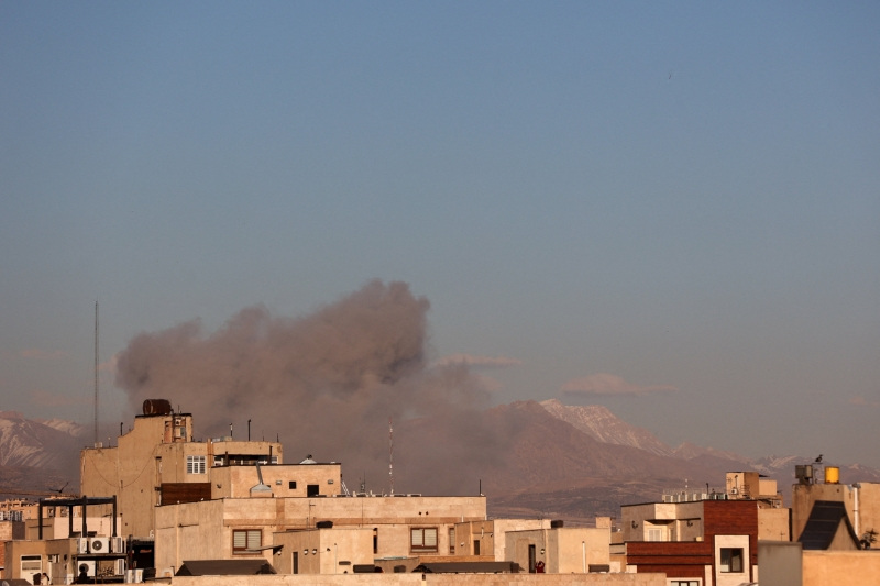 مصدران: مجتبى خامنئي على قيد الحياة ويُرجح أن يخلف والده