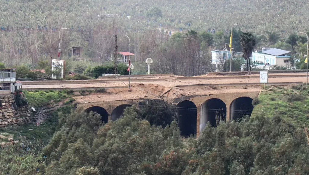 استهداف جسر القاسمية جنوبي لبنان (أ ف ب).