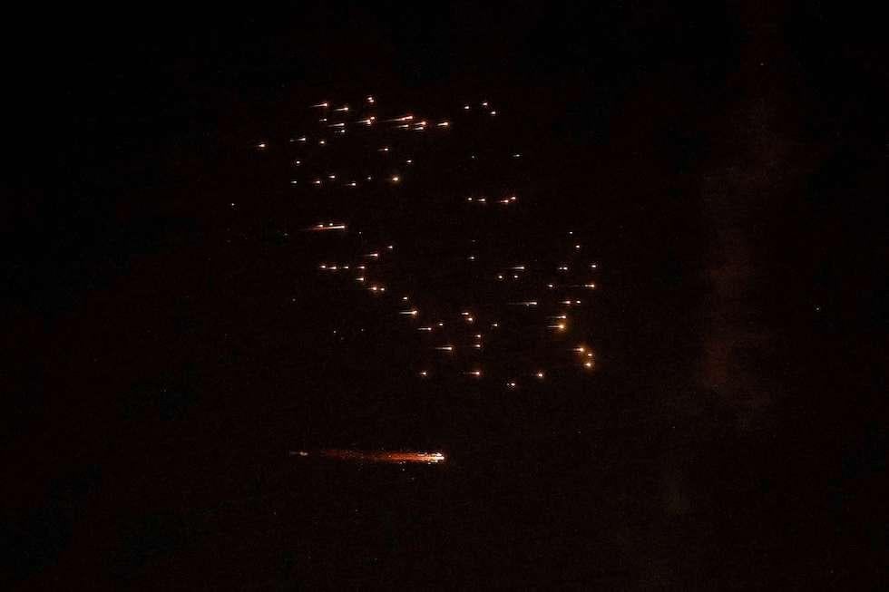 سقوط شظايا صواريخ إيرانية قرب تل أبيب- (فيديو) سقوط شظايا صواريخ إيرانية قرب تل أبيب- (فيديو)