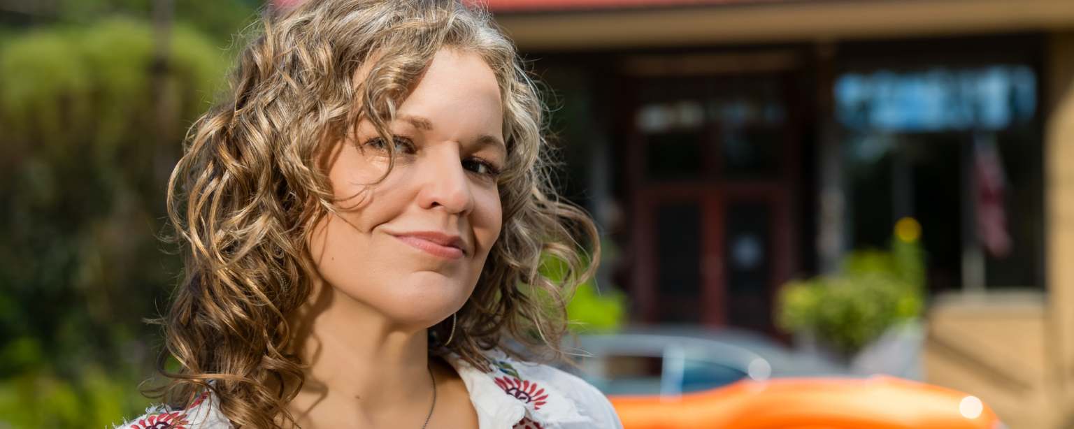 “كل سطر له قصة”: جذور المغنية وكاتبة الأغاني جويان باركر في اتباع “خطوط الحياة” “كل سطر له قصة”: جذور المغنية وكاتبة الأغاني جويان باركر في اتباع “خطوط الحياة”