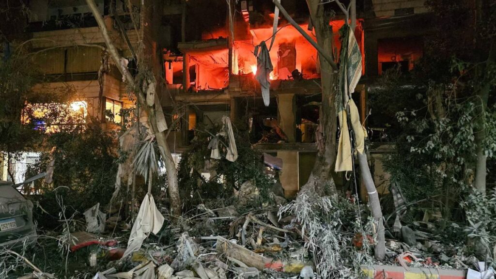 حريق في مبنى متضرّر بعد غارة جوية إسرائيلية على الضاحية الجنوبية ـ 2 آذار 2026 (AFP)