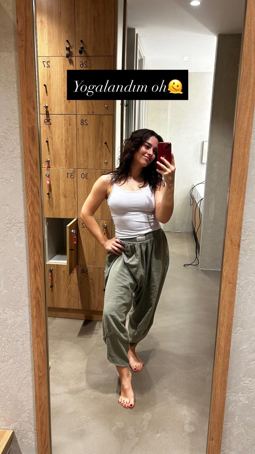 Ece Yaşar (kırmızı ojeli ayak sevenlere özel)