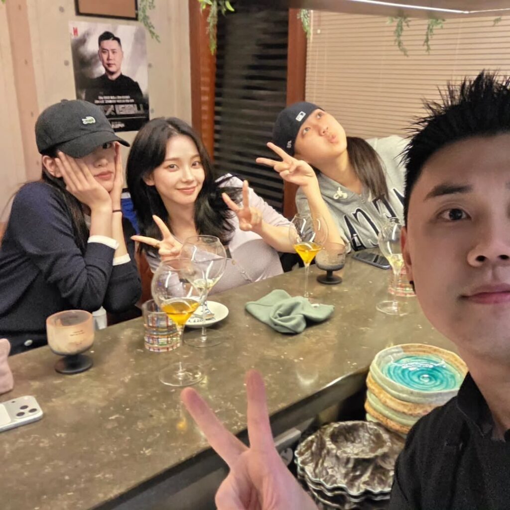 260312 تحديث الشيف نابوليماتفيا على الانستقرام مع كارينا، إيف يوجين ولي يونغجي