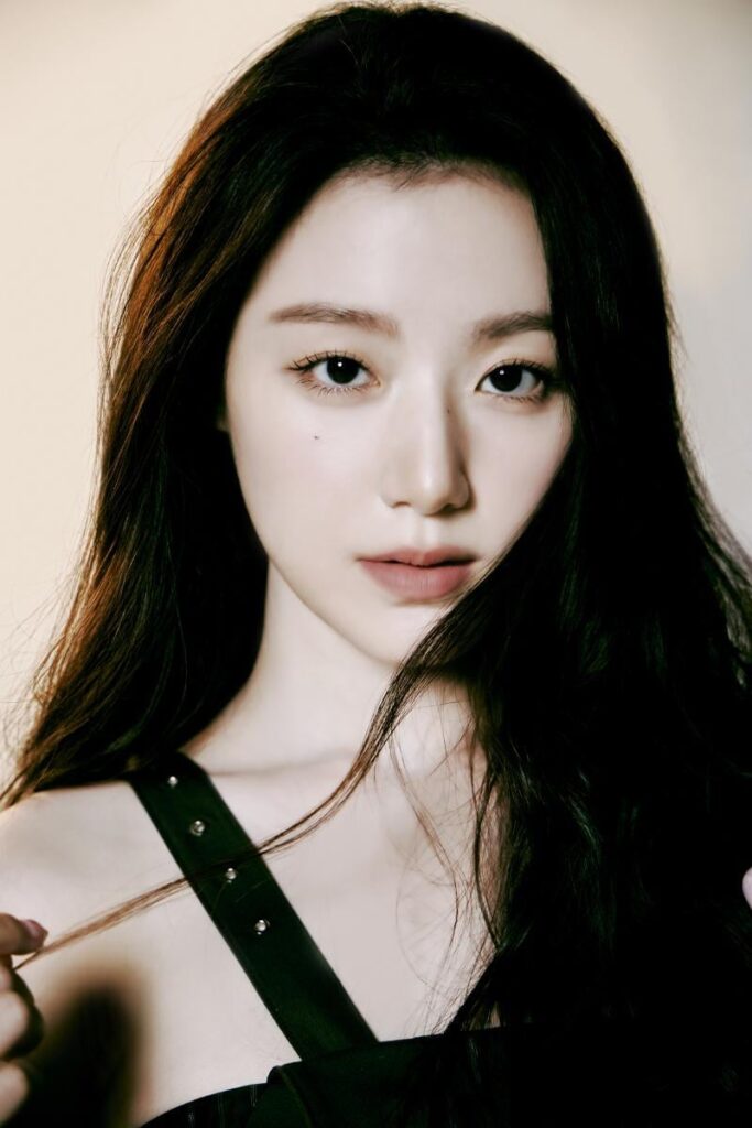 قامت Shuhua بدور البطولة النسائية في الفيلم القادم Happy and Joyful Days من إخراج Fiona Ruan Fengyi