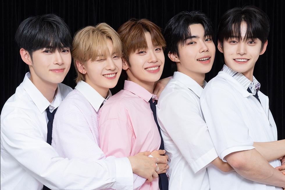 تم الإبلاغ عن عودة ZEROBASEONE في الربيع بعد إعادة التنظيم حيث قامت 5 أعضاء في المجموعة + الوكالة بتعليقات موجزة