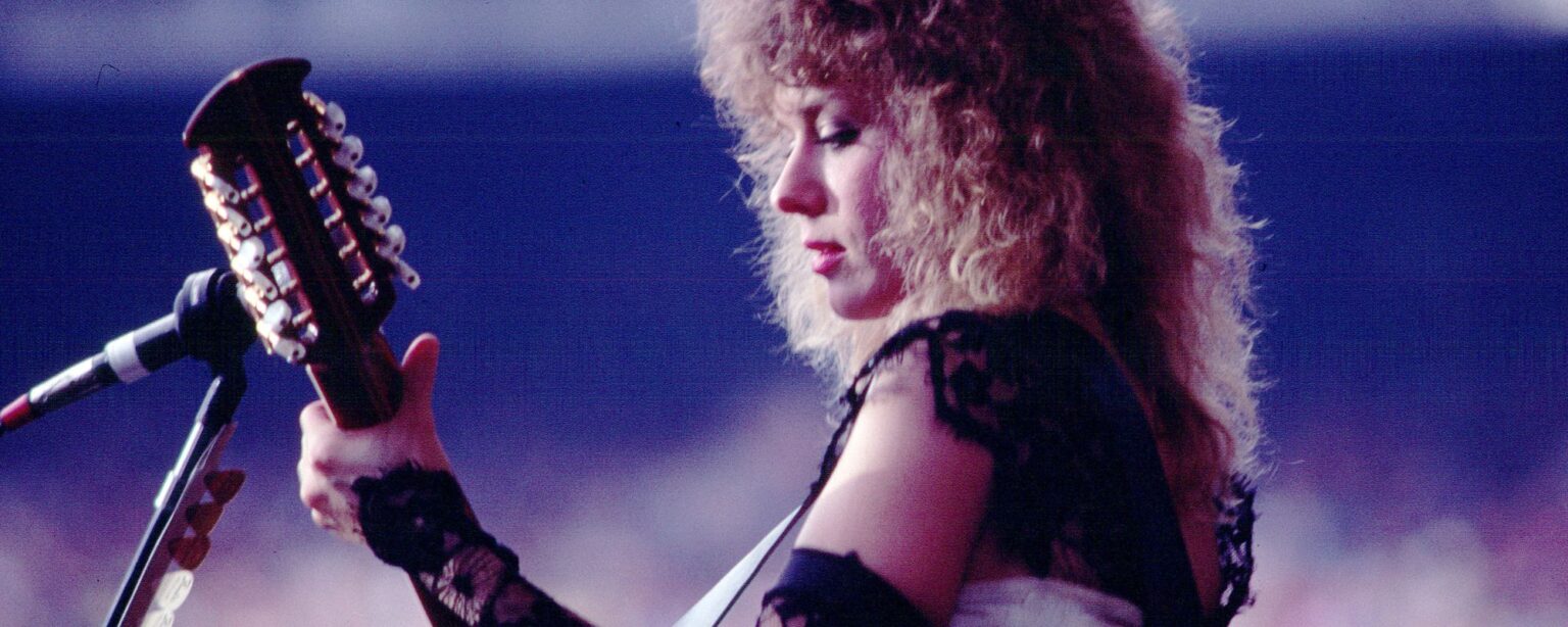 كان على نانسي ويلسون أن تتعلم هذه الأغنية لتحصل على مكان في فرقة شقيقتها Heart كان على نانسي ويلسون أن تتعلم هذه الأغنية لتحصل على مكان في فرقة شقيقتها Heart