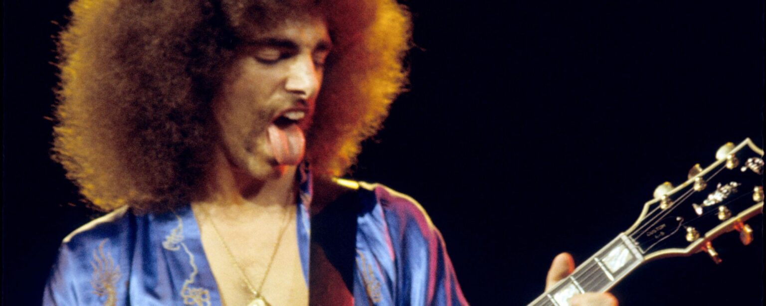 يتمتع Neal Schon من Journey بطريقة غريبة جدًا لمعرفة متى يحقق شيء ما نجاحًا كبيرًا بالنسبة للفرقة