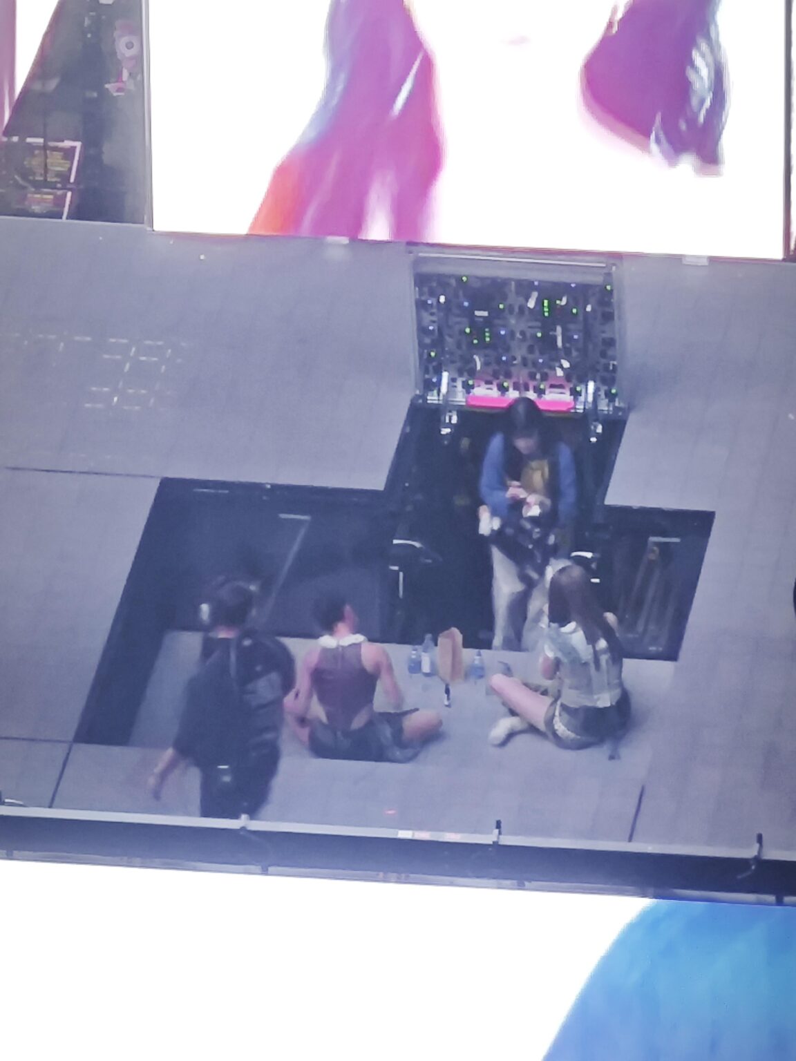 الصف الأخير يمنحك أيضًا حصريًا خلف الكواليس!