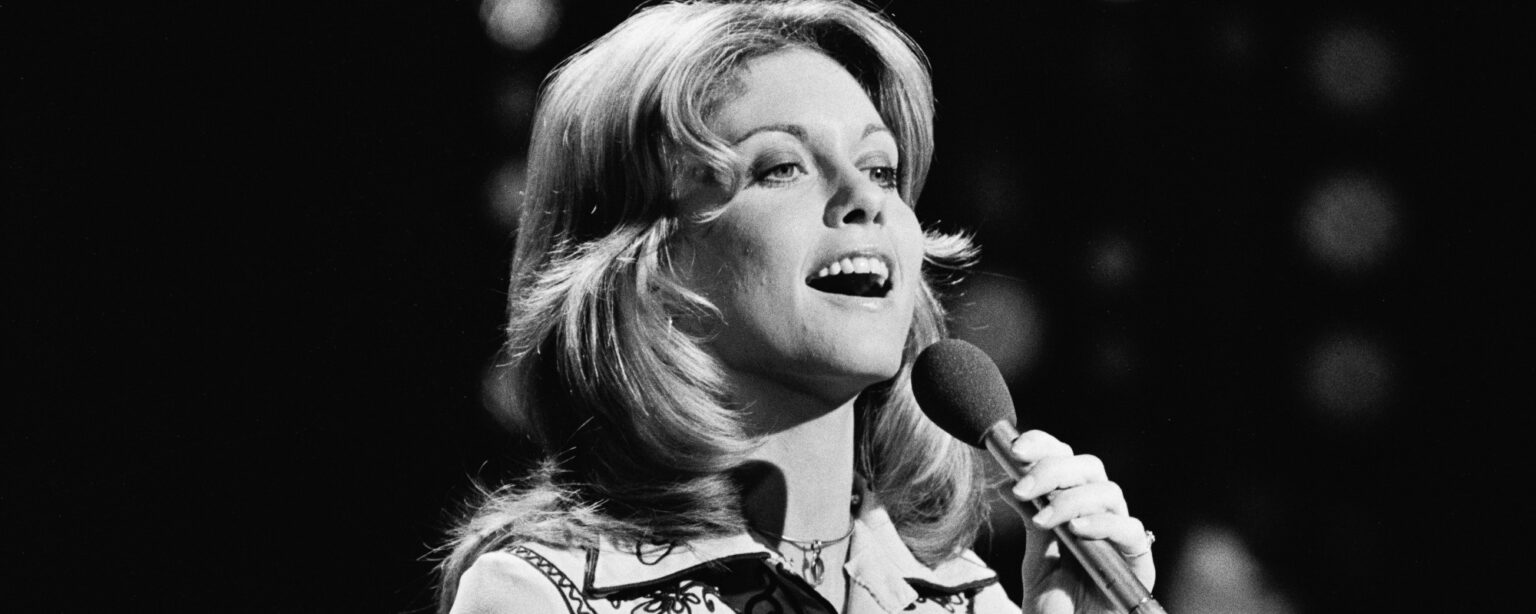 أحدثت أوليفيا نيوتن جون جدلاً كبيرًا في موسيقى الريف مع ألبوم السبعينيات هذا