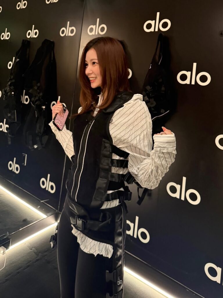 260330 تحديث سانا على الانستقرام - بنطالي المفضل، لوني البني المفضل، والأحذية الرياضية التي يجب أن أمتلكها للجولة العالمية 🧘‍♀️🪐🩶 @alo #alo