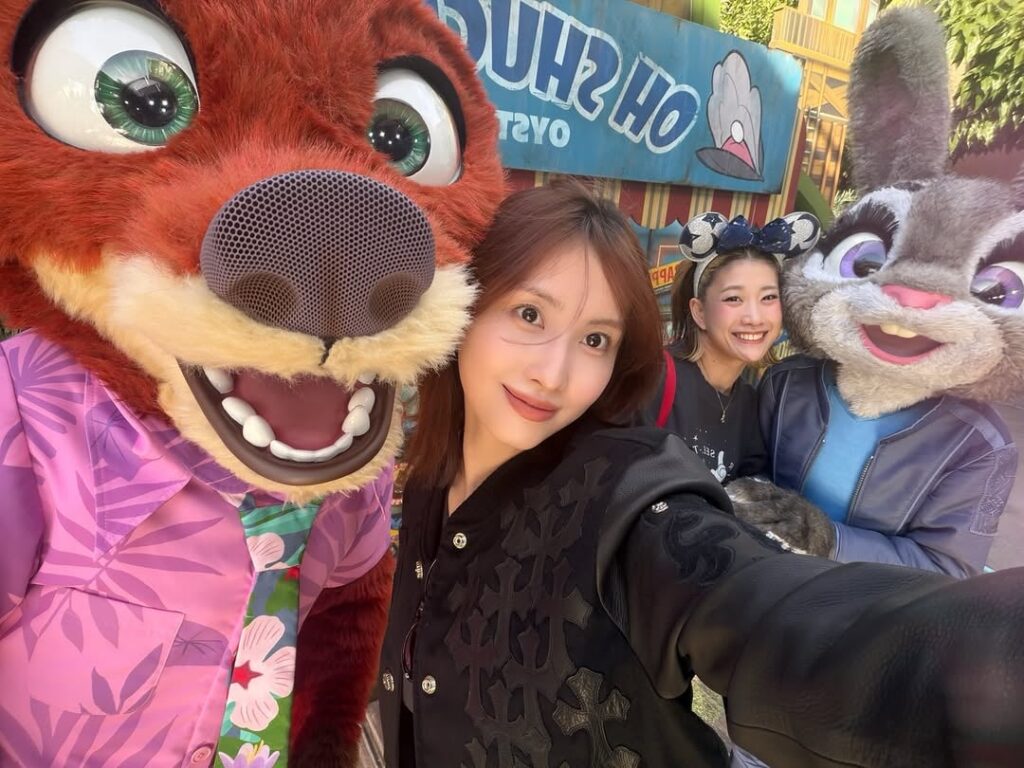 260328 تحديث بانغانا على الانستقرام - هانا ومومو مع جودي ونيك من Zootopia "🦊🍑🌼🐰"