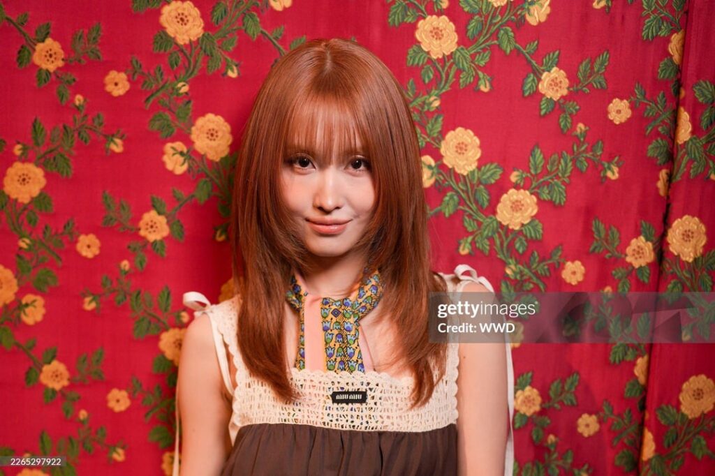 260310 تحديث موقع Getty Images – مومو في عرض أزياء Miu Miu، أسبوع الموضة في باريس لخريف 2026