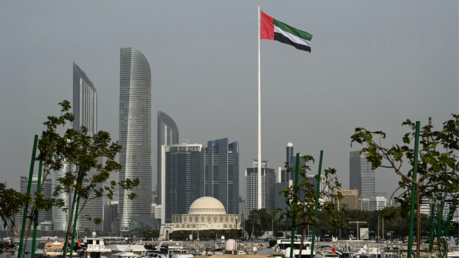 أبوظبي تسيطر على حريق المنشأة النفطية بمنطقة الرويس أبوظبي تسيطر على حريق المنشأة النفطية بمنطقة الرويس