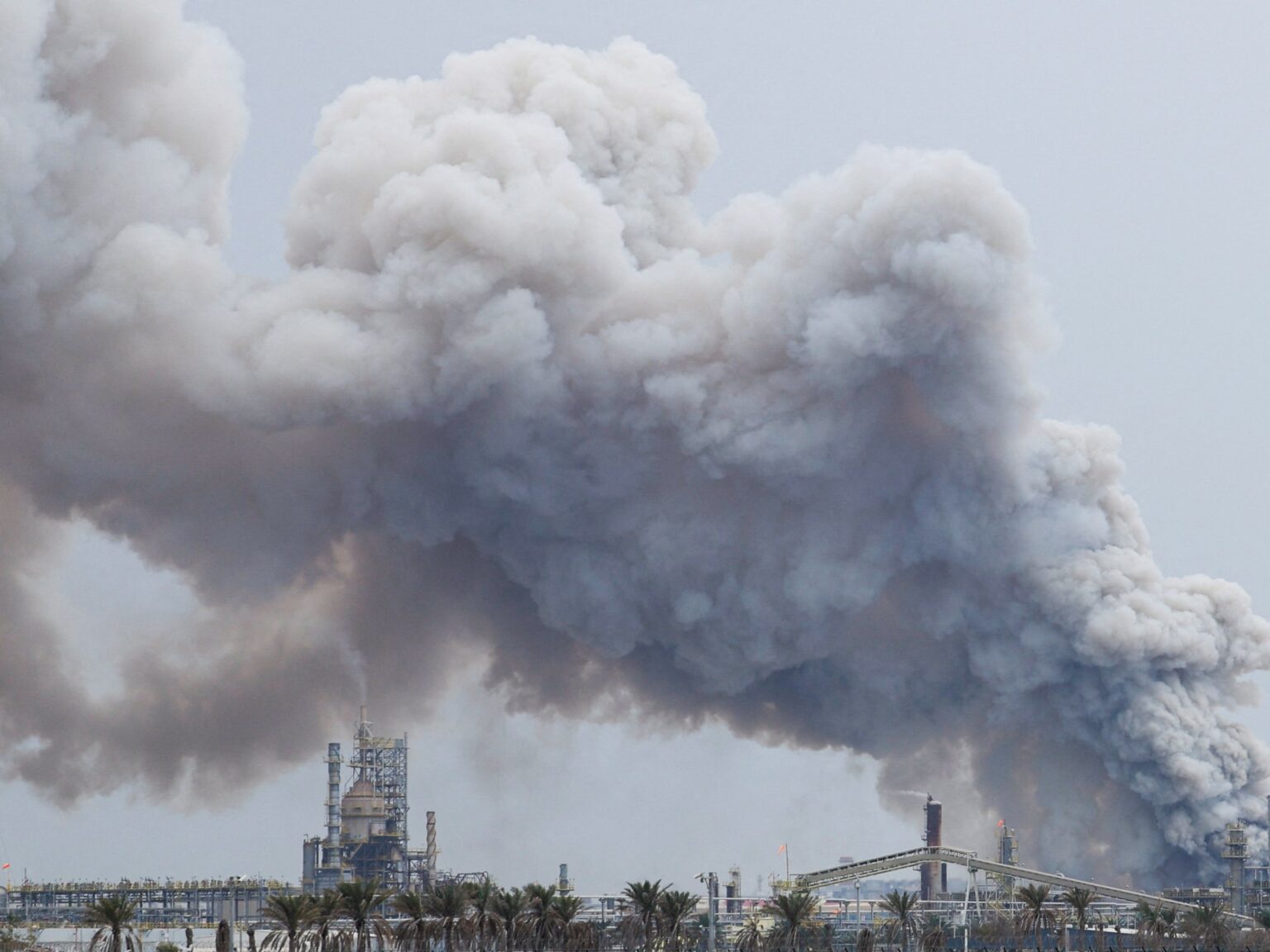 هجمات إيرانية جديدة على الخليج والبحرين تعلن مقتل امرأة وإصابة آخرين | أخبار