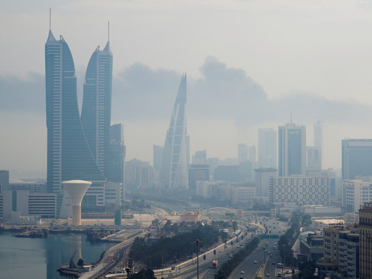 الهجمات على الخليج.. حريق في البحرين واستهداف مطار الكويت | أخبار