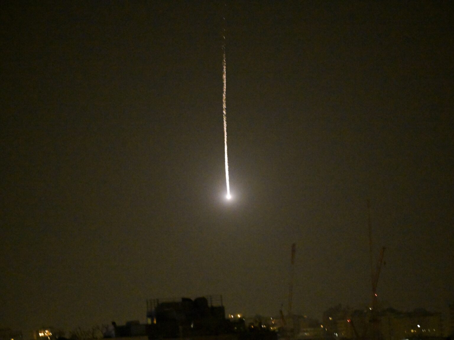 شظايا صاروخ إيراني تصيب مبنى يسكنه القنصل الأمريكي بالقدس | أخبار شظايا صاروخ إيراني تصيب مبنى يسكنه القنصل الأمريكي بالقدس | أخبار