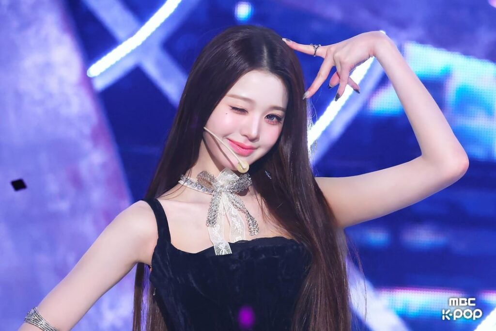 260304 إيف - بلاك هول @ 260228 عرض! Music Core (MBC في الموقع خلف الصور - Wonyoung، Liz & Leeseo)