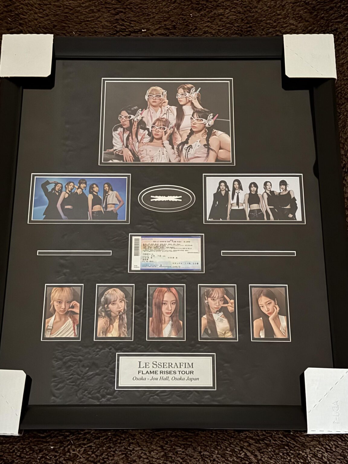 لقد حصلت على تذكرة الحفلة الموسيقية وبطاقات الصور الفوتوغرافية وبعض الصور الجماعية في إطار!