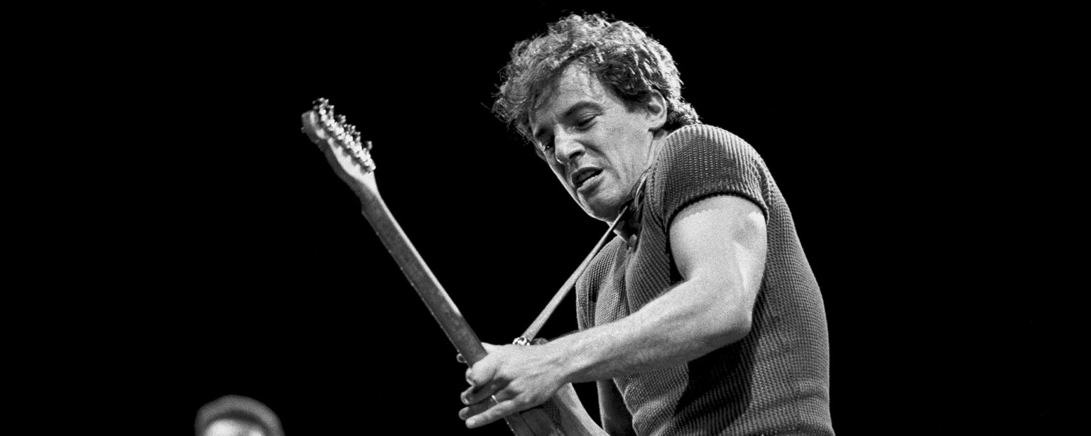 4 أغاني روك كلاسيكية من عام 1985 لا تزال تهز الأرض التي نقف عليها