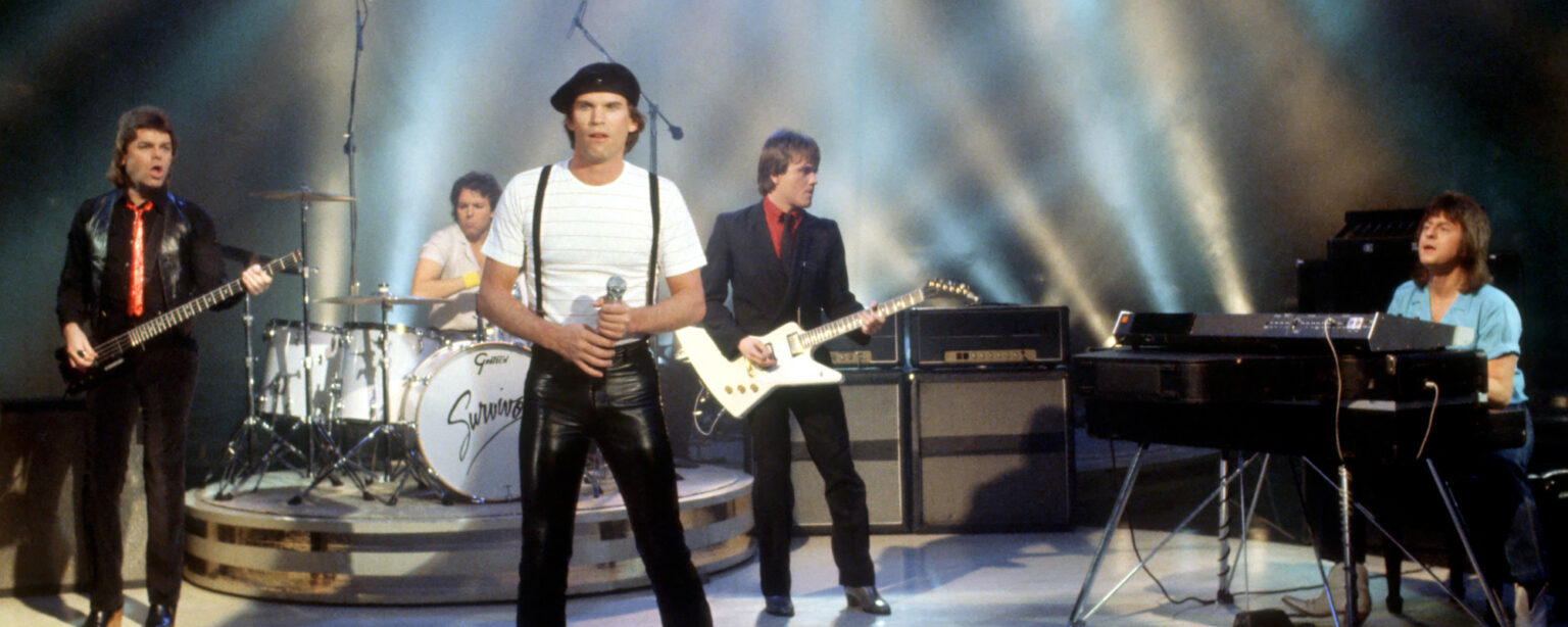 3 أغاني روك كلاسيكية من عام 1982 لا تزال تهز الأرض التي نقف عليها