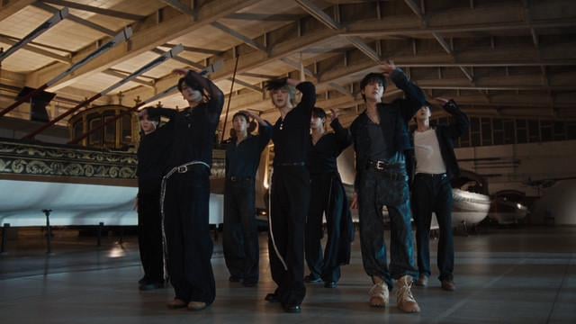 BTS - SWIM (فيديو الأداء)