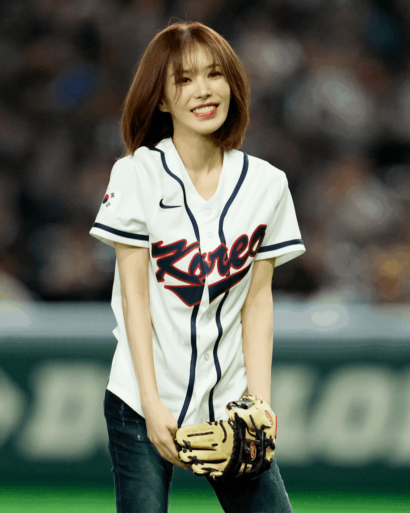 ويندي (ريد فيلفيت) - ألقى ويندي الرمية الأولى لفريق كوريا قبل فوزه على فريق التشيك (260305)