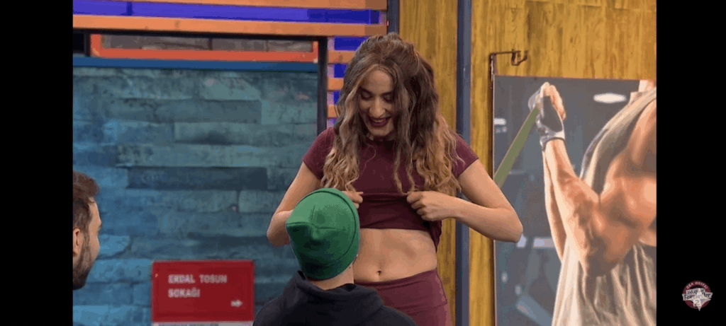 Ezgi özyürekoğlu Atakan çelike göbeğini gösteriyor