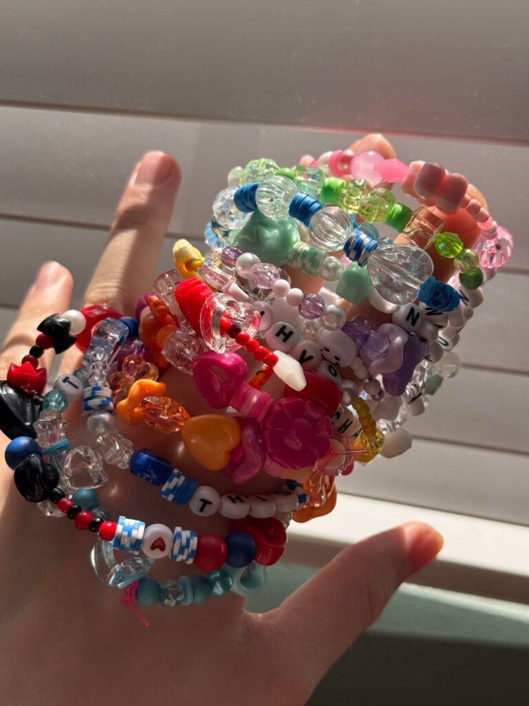 أنا وأخواتي صنعنا أساور توايس للحفل القادم :D