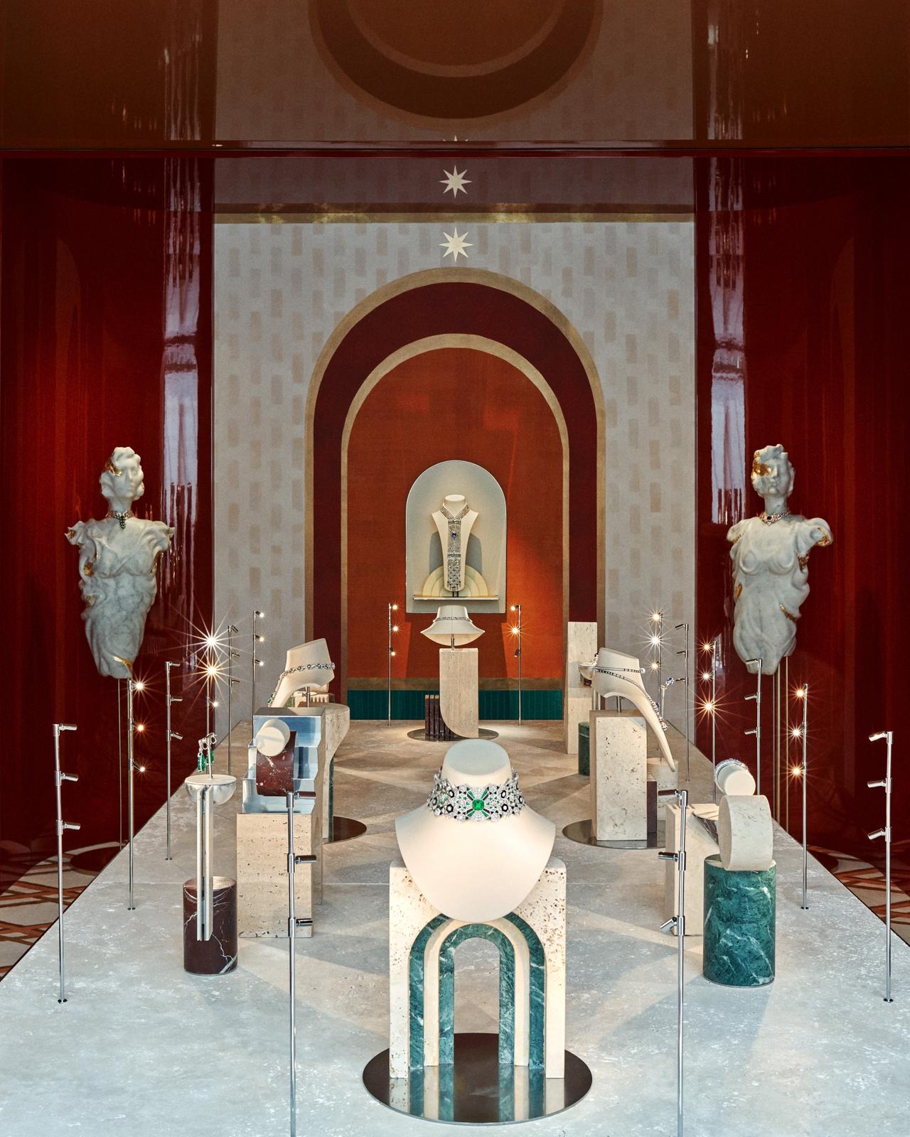 عرض المجوهرات الراقية لدار بولغري الفاخر