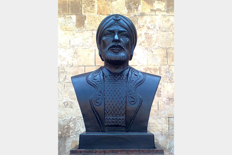 ** داخلية** تمثال سيف الدين قطز