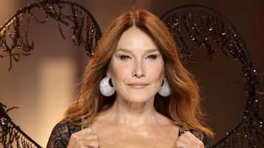 كارلا بروني في صورة لافتة بمناسبة عيد والدتها الـ 96