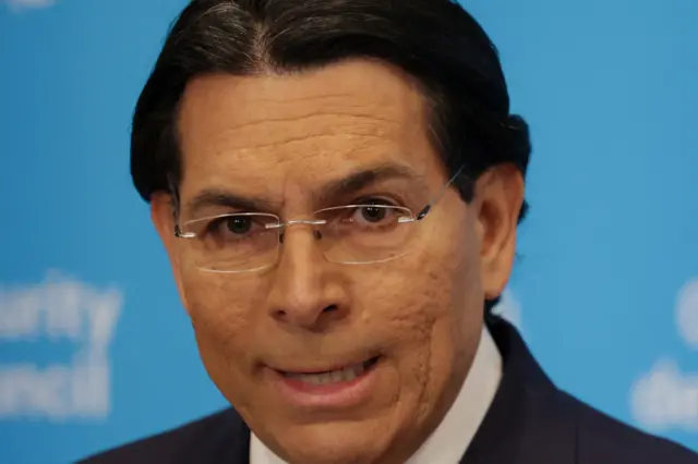 المندوب الدائم لإسرائيل لدى الأمم المتحدة داني دانون يتحدث إلى الصحافة في مقر الأمم المتحدة.