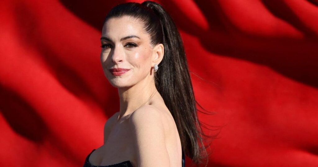 بالفيديو: هدية لآن هاثاواي... نسخة من القرآن الكريم