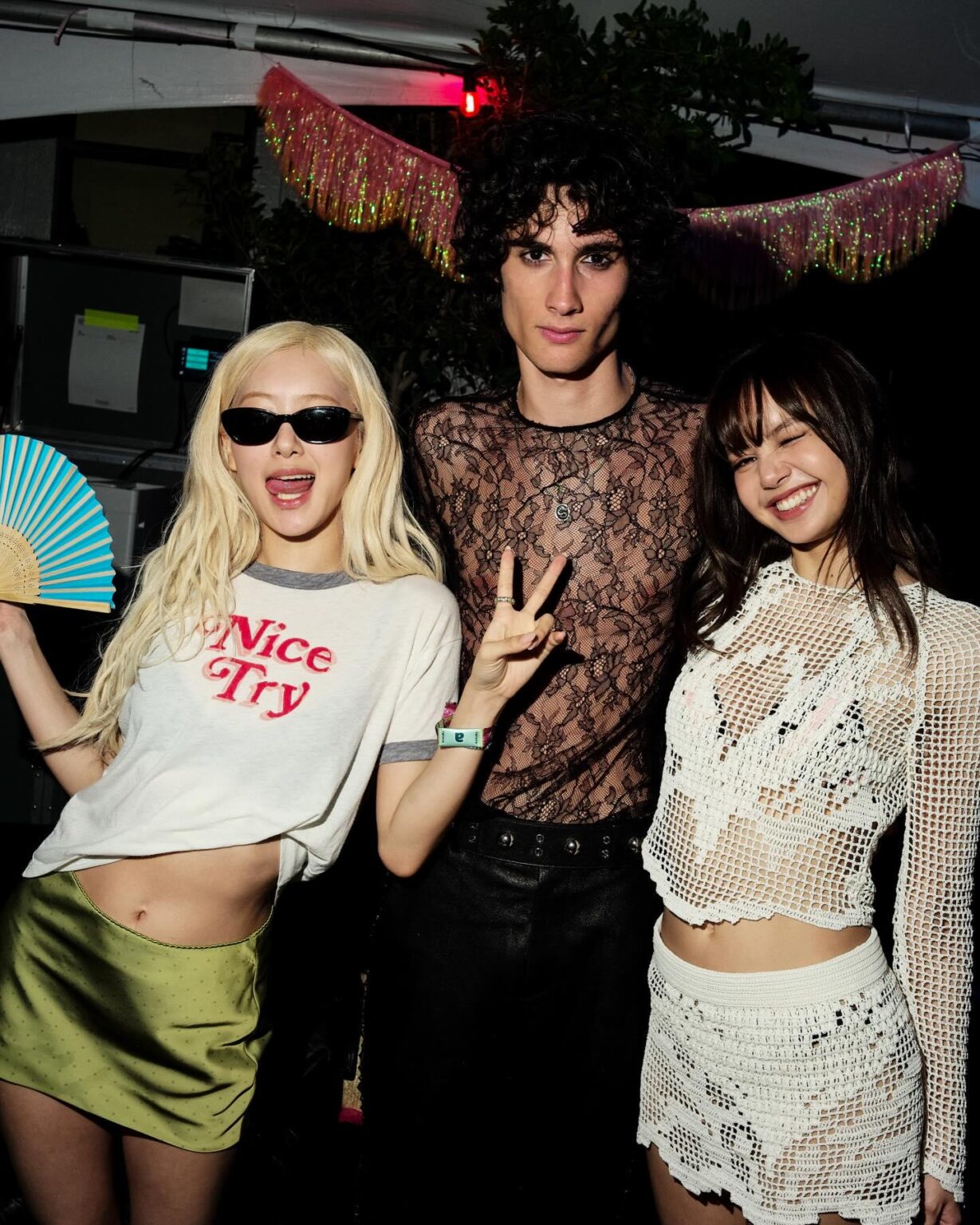 260413 تحديث انستقرام sombrhq مع روزي وليزا