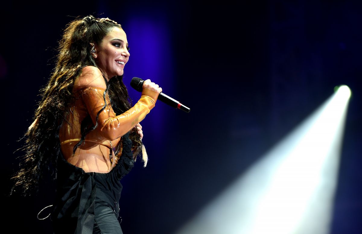 تؤدي توليسا خلال حفل <a class=