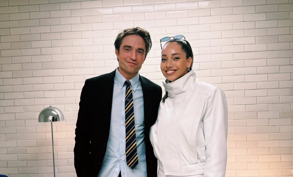 نجمة “شراب التوت” تتألق في لندن وتجتمع بـ روبرت باتينسون