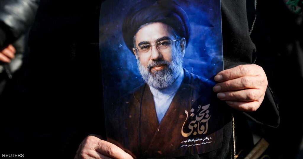 دخل في غيبوبة.. تقرير يكشف تفاصيل حالة مجتبي خامنئي الصحية