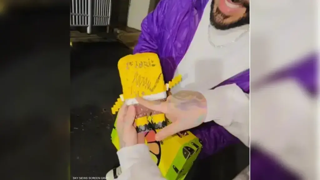 6ix9ine يكشف عن توقيع الرئيس الفنزويلي مادورو على دمية سبونج بوب داخل السجن