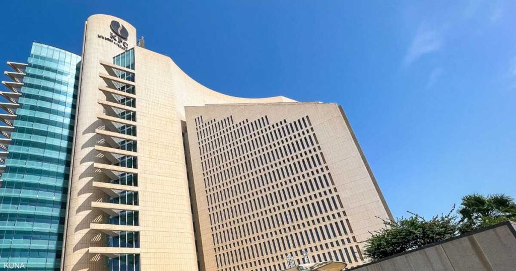 حريق بمجمع القطاع النفطي في الشويخ إثر اعتداء بمسيّرات حريق بمجمع القطاع النفطي في الشويخ إثر اعتداء بمسيّرات