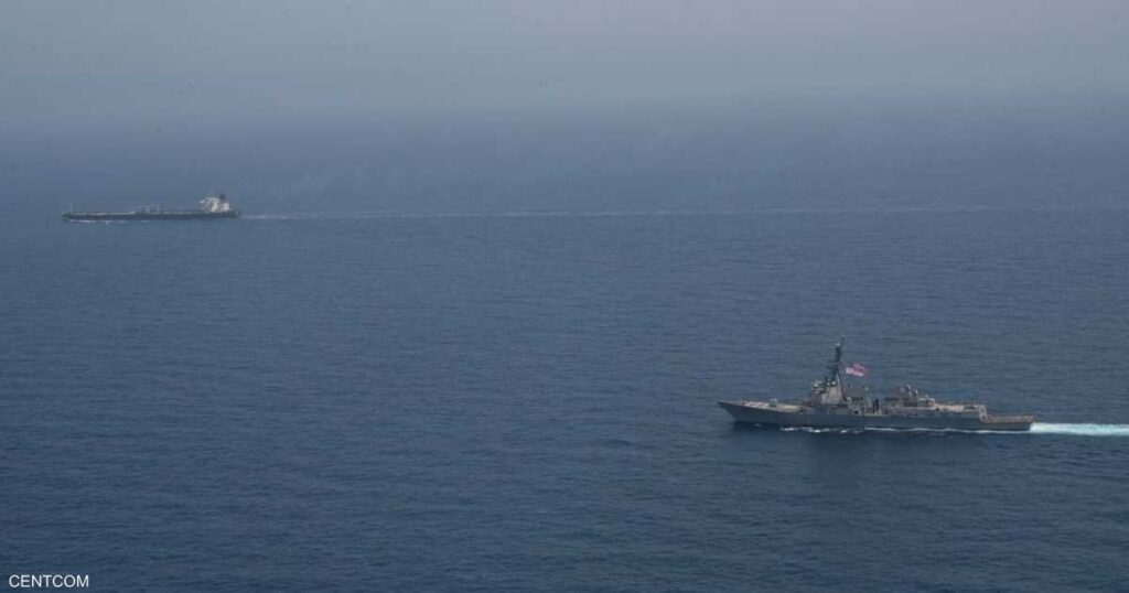 مدمرة ومروحية أميركيتان تعترضان ناقلة نفط إيرانية - سكاي نيوز عربية